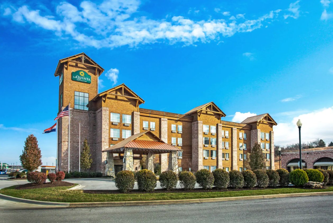 The new lodge takes the place of a former La Quinta Inn.